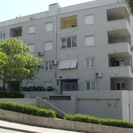 아파트 On The Beach, 2 Floors & Wide Terrace 스플리트
